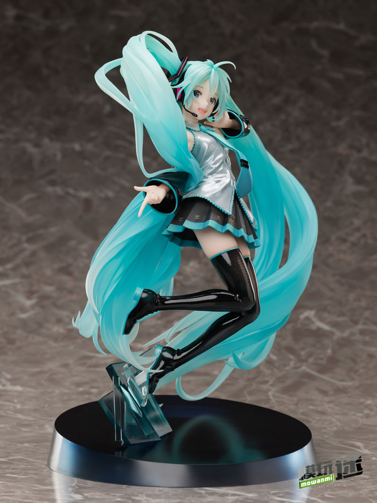 画师rella为"初音未来&编年史"艺术展所设计的初音未来等身雕像进行 *